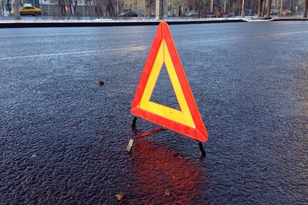 У Києві автомобіль впав у будівельний котлован