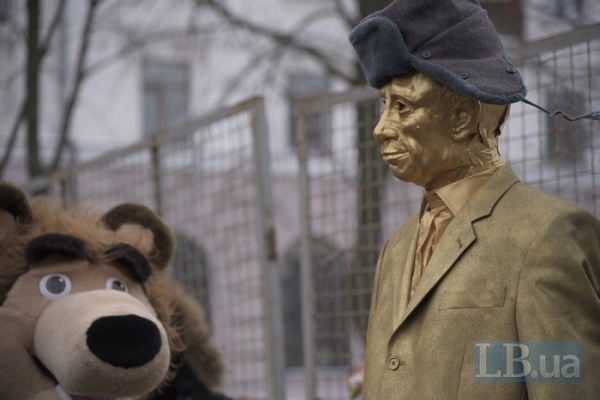Біля посольства РФ в Києві влаштували костюмоване шоу з ведмедем, ватником і статуєю Путіна (Фото)